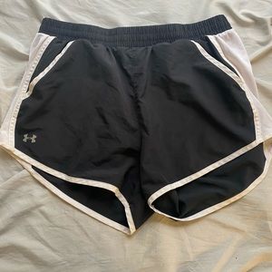 Underarmour black/white running shorts w/ pockets
